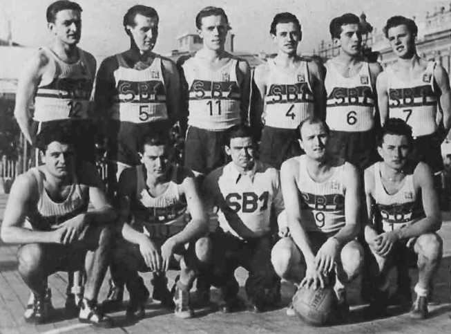 
Sokol Brno I, 1948 mužstvo po vítězném turnaji v Nice. Stojící zleva: Polcar, Říčný, Mrázek, Helan, Dostál a Kozák. Klečící zleva: Chlup, Sís, Náprstek, Fráňa a Kolář.