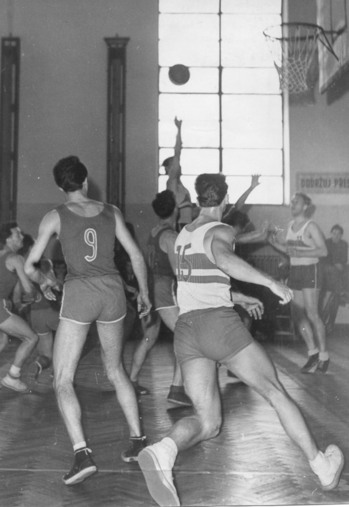 Basketbalová liga 1955/56. Utkání Spartaku se Slavojem Vyškov. Ivo Mrázek v dresu č.11 s č.15 Milan Merkl.