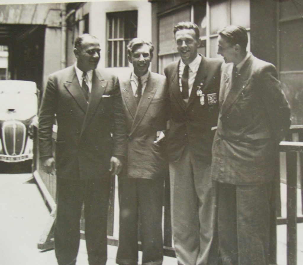 Ivo Mrázek (druhý zprava) – nejlepší hráč ME 1951 v Paříži.