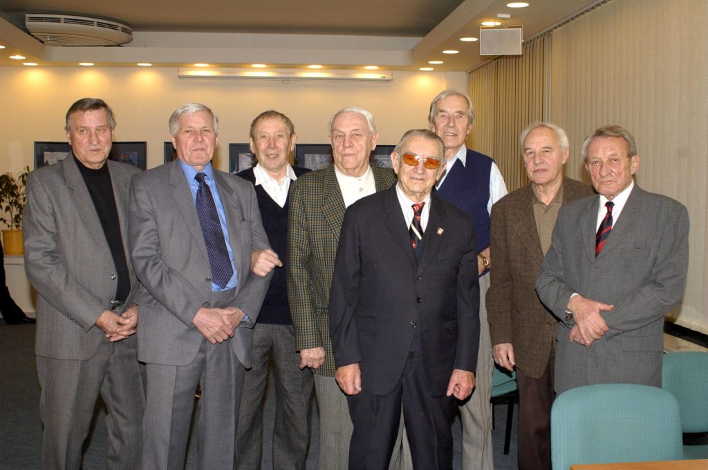 Setkání v hotelu Internacionál k padesátému výročí účasti na ME v Budapešti - únor 2005. Zleva: Z. Bobrovský, Merkl, Šíp, Mrázek, Škeřík, Kozák, Kolář. Vpředu: Josef Fleischlinger.