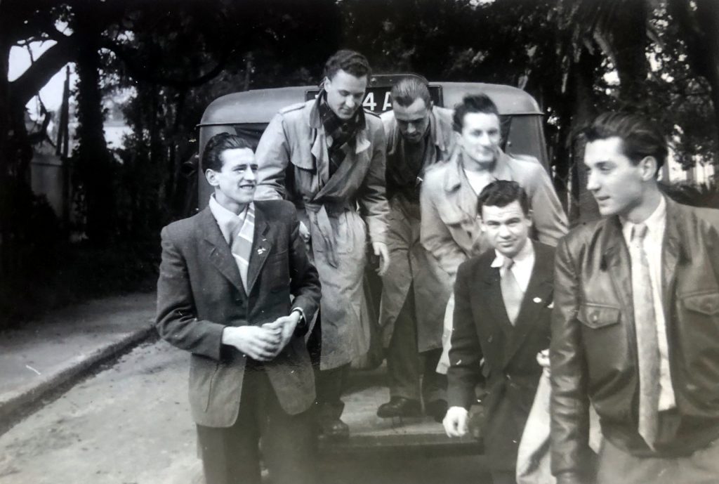 Část brněnského mužstva na zájezdu v Alžíru rok 1948. Zleva Luboš Helán, Jan Kozák, Ivo (Šéf) Mrázek, Lubomír (Famé) Kolář, Stanislav Vykydal a v kožené bundě a kravatou Radoslav Sís.