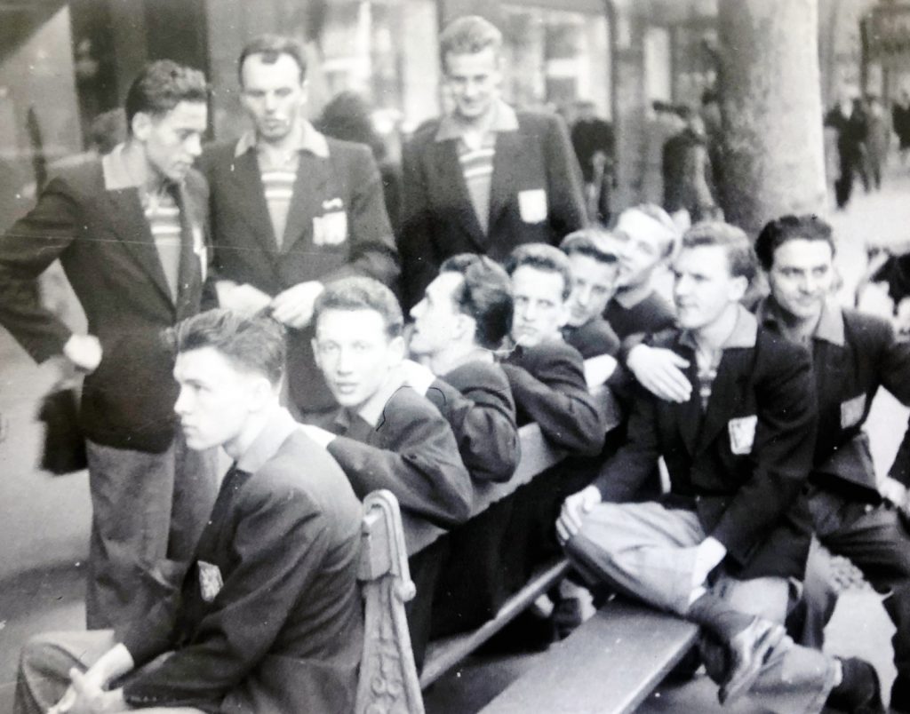 Národní mužstvo Československa na ME v Paříži 1951. Trenér Fleischlinger ruku přes rameno Jana Kozáka.