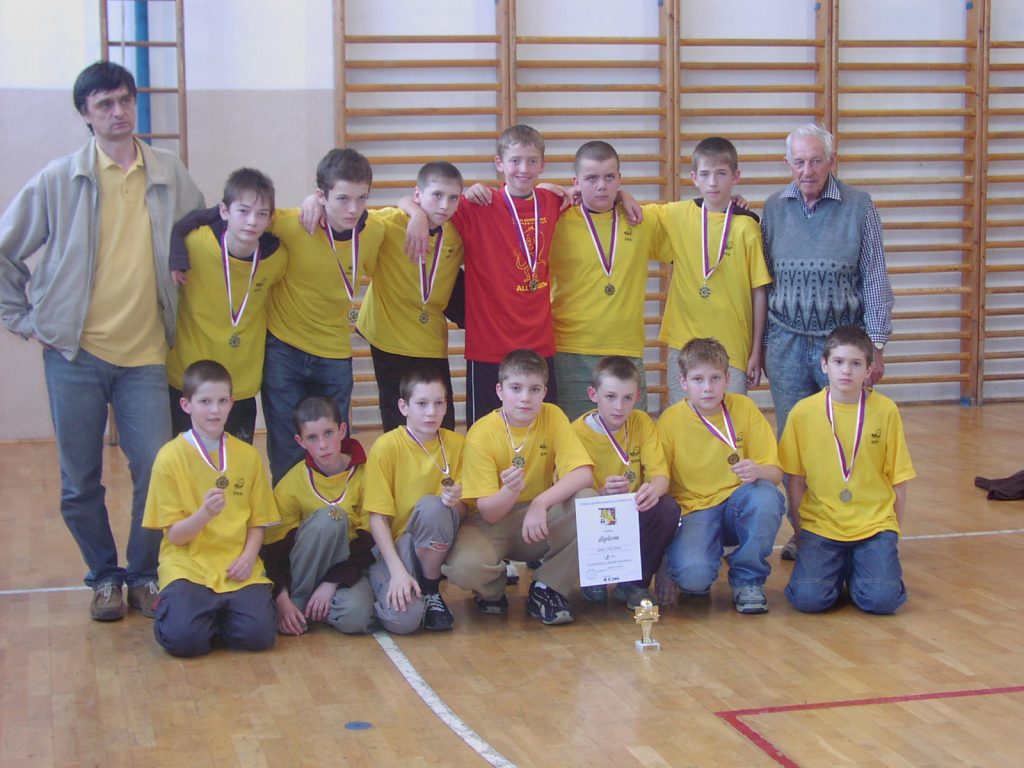 Mistrovství ČR - Litoměřice 2004. Trenéři Přemysl Petera a Ladislav Černý s mužstvem starších žáků a bronzovými medailemi. BBK IVes Brno.