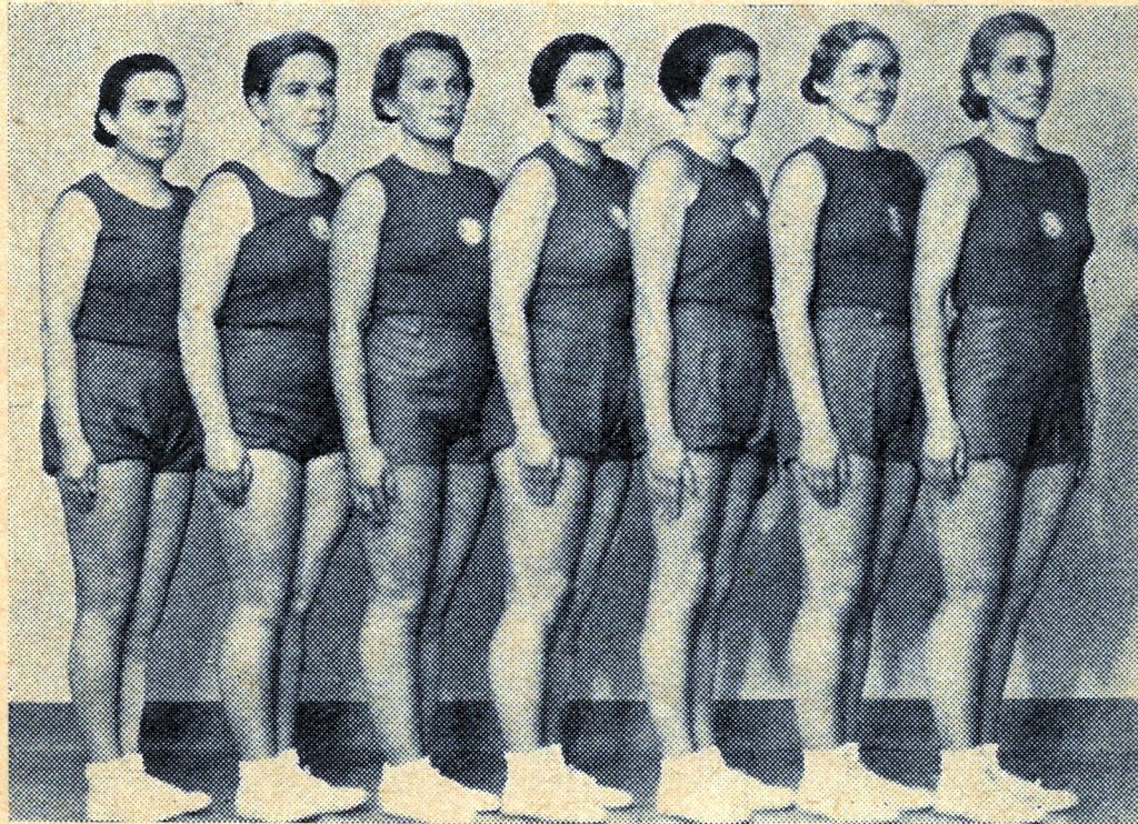 Mužstvo žen zachycené na fotografii z roku 1936.