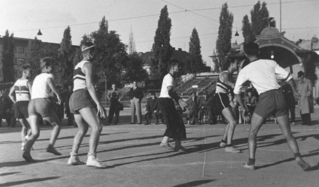 Záběr z utkání Sokola Brno I na Kounicově - rok 1937.