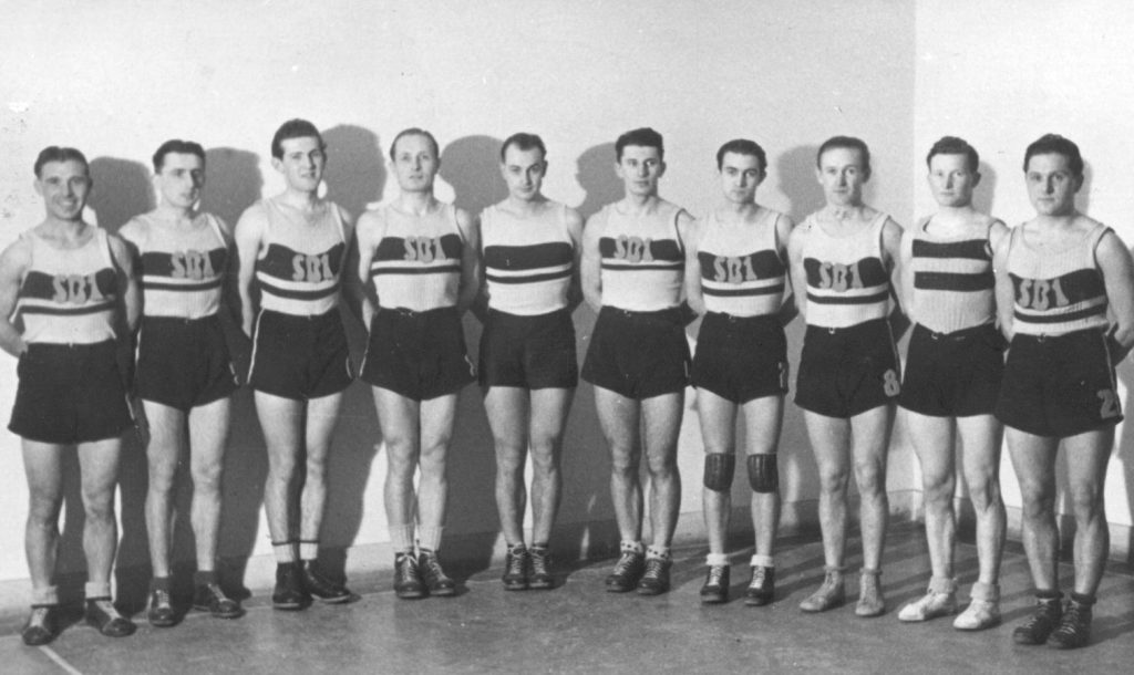 Mužstvo Sokola Brno I - rok 1938, zleva: M.Strnad, R.Krčma, D.Říčný, V.Kučera, M.Němec, V.Obadálek, J.Fleischlinger, S.Tichota, J.Hovorka a V.Špaček.