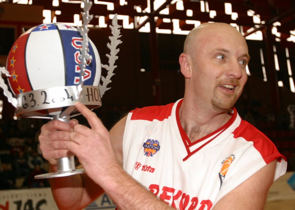 Městská hala Chomutov – 6.3. 2004, v dresu Levhartů vstřelených 11 030 bodů - rekord ligy.