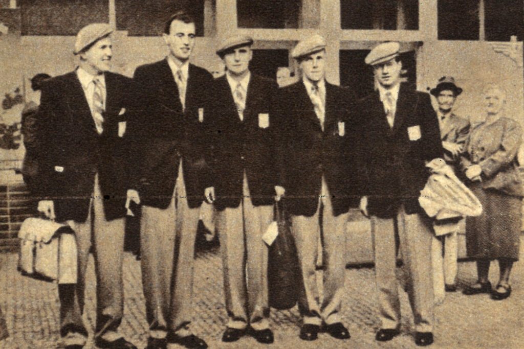 Jan Kozák, první zleva před odletem na OH 1948 do Londýna. Uprostřed kapitán mužstva Trpkoš a druhý zprava Ivo Mrázek.