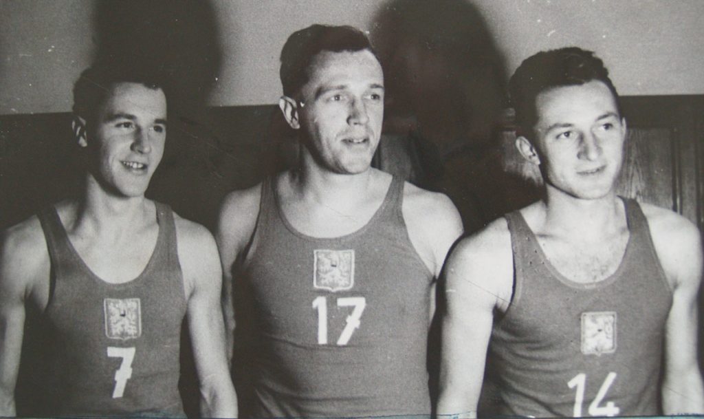 Jan Kozák, Ivo Mrázek a Lubomír Kolář v reprezentačním dresu v roce 1953.