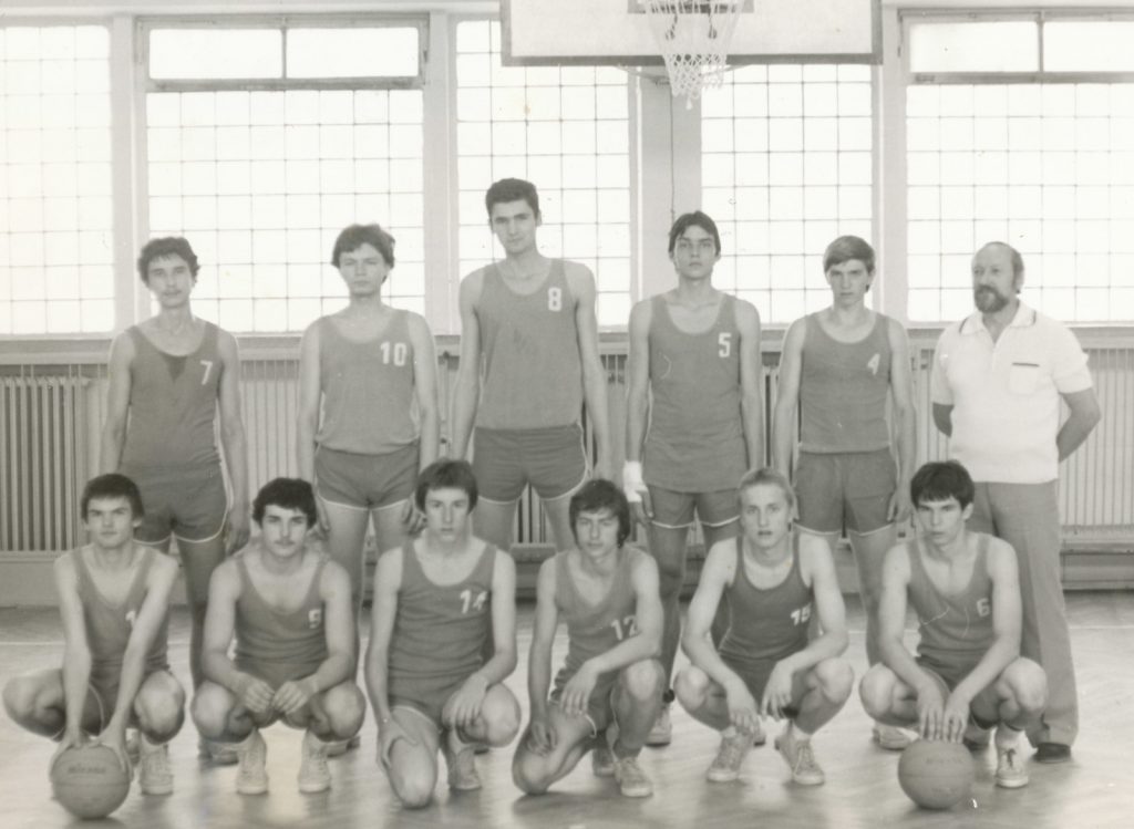 Mužstvo staršího dorostu I brněnské s trenérem Konečným. Leoš v zadní řadě uprostřed s č.8 na dresu-1982.