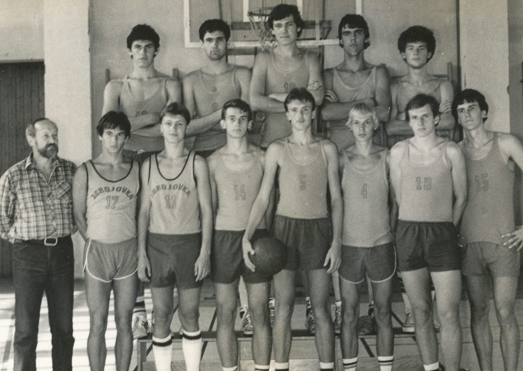 Starší dorost Zbrojovky Brno - TSM, rok 1983, po přestupu na společné fotografii rovněž pod vedením trenéra Konečného. Leoš v zadní řadě stojící druhý zleva s č.9