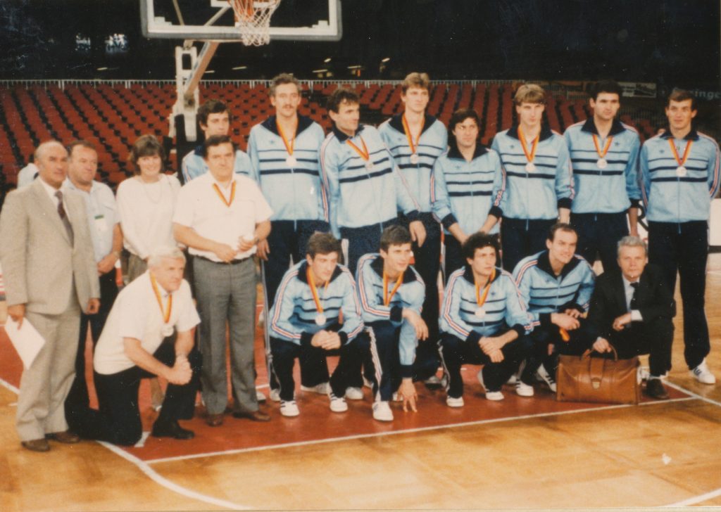
Reprezentační mužstvo na ME 1985 ve Stuttgartu. Leoš na společné fotografii po vyhlášení,stojí druhý zprava.