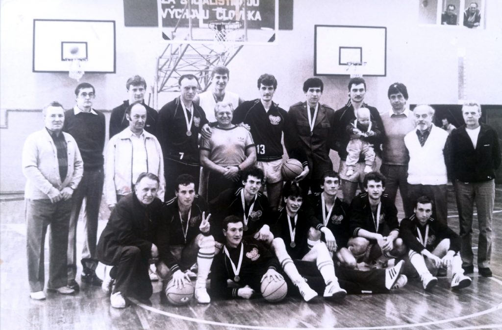 V dresu Dukly Olomouc 1985/86, třetí místo v lize. Marian klečí ve druhé řadě nad ležícím hráčem s míčem.  