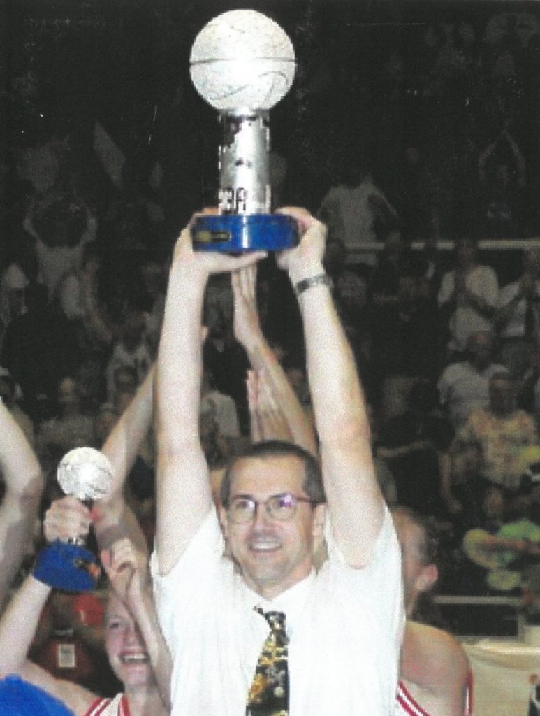 MS U19, Brno - hala Rondo 2001. S pohárem pro mistrně světa nad hlavou. Foto: archiv Marian Svoboda.