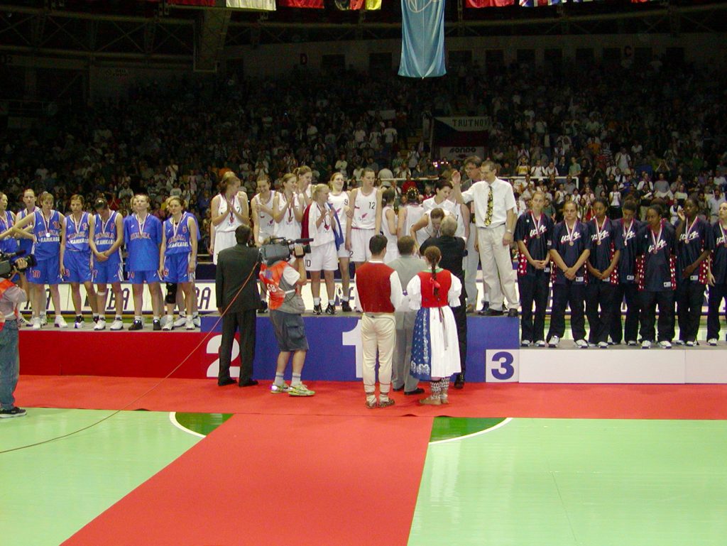 MS U19, Brno - hala Rondo 2001, slavnostní vyhlášení. Foto: FIBA - archiv Marian Svoboda.