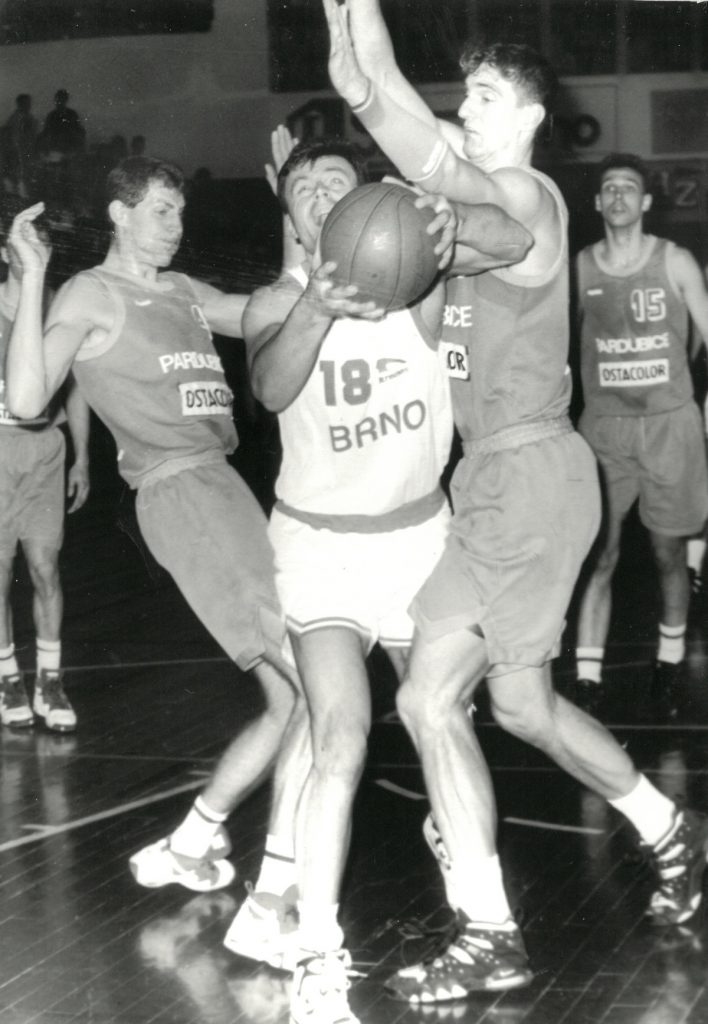 V dresu Biovety, 1995 v utkání ligy s Ostacolorem Pardubice. Martin v bílém  bráněn Trnkou s č. 18  a Kořínkem s č. 4. 