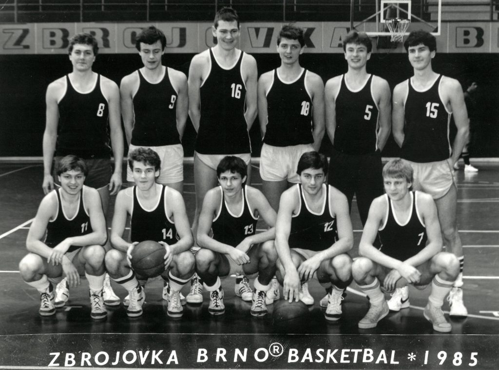 Starší dorost Zbrojovky, rok 1985. Martin s číslem 9.