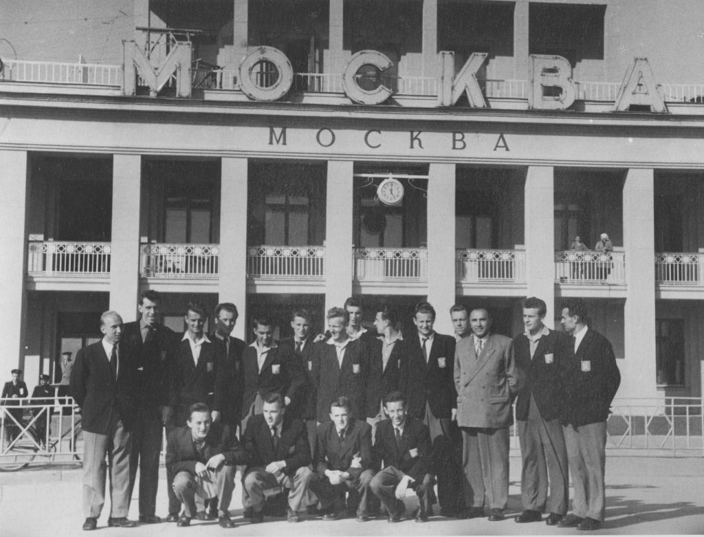 ME v Moskvě 1953, R.Sís stojící s rukou v kapse, pátý zleva nad klečícím J. Kozákem druhým zleva.