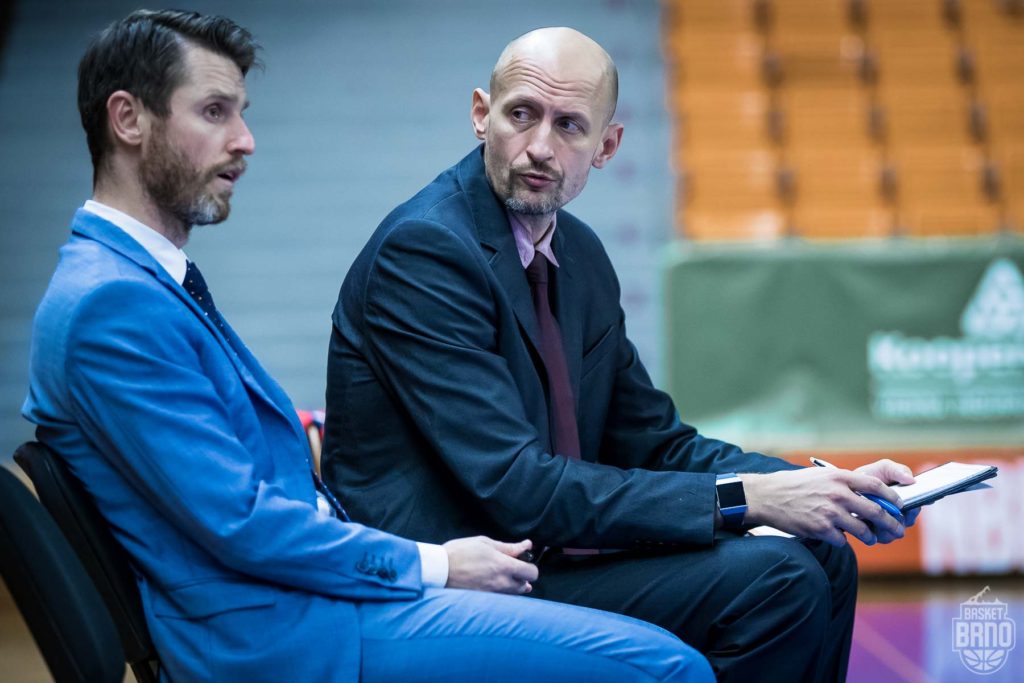 Lubomír Růžička a Luboš Bartoň, trenéři Basketu Brno.