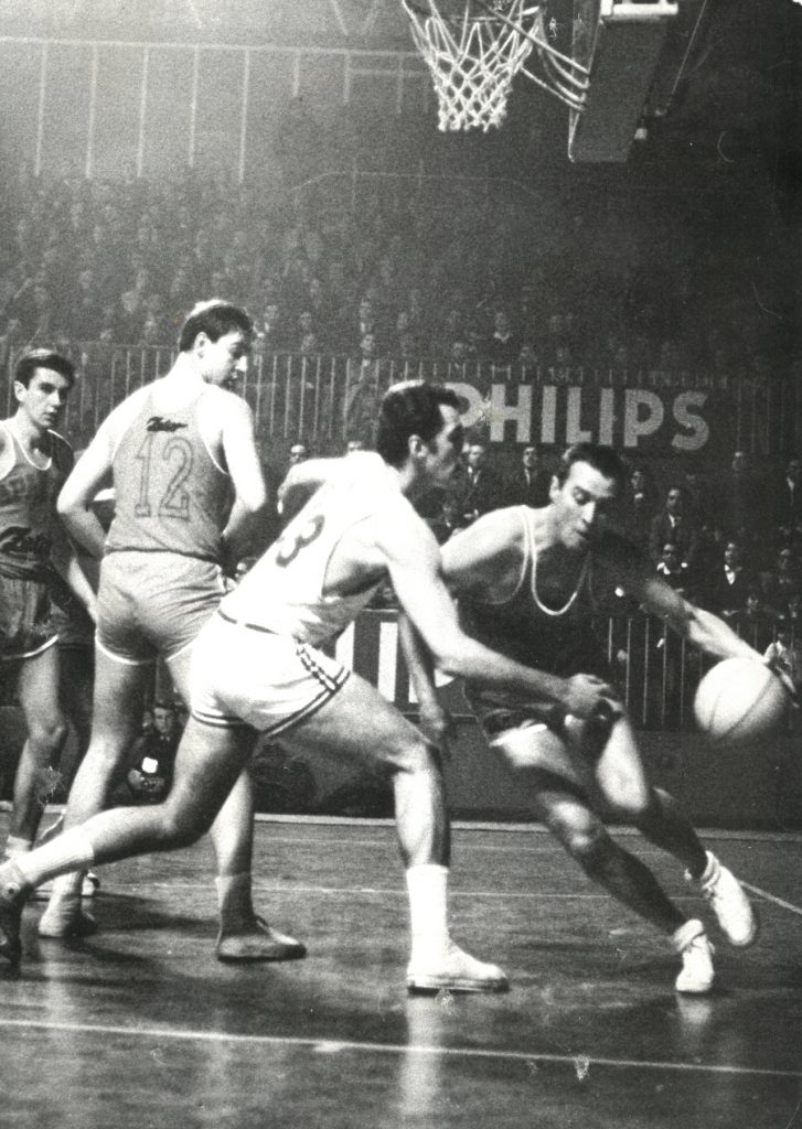 Jan s č. 12 a Zdeněk s míčem v utkání na Realu Madrid - leden 1968.