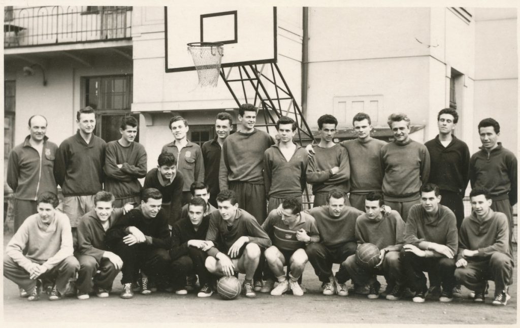 Brněnští basketbalisté v roce 1957 pod vedení trenéra Polcara, stojící třetí zprava na festivalu mládeže a studenstva v Moskvě.