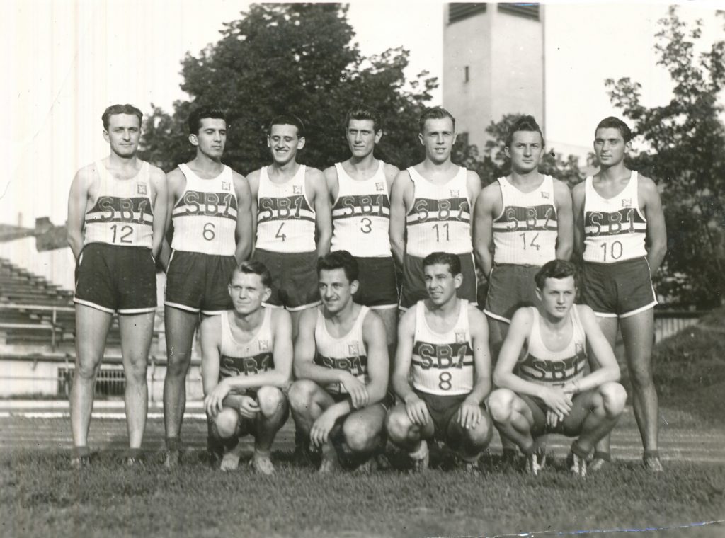 Mužstvo Sokola Brno I 1948/49, mistři republiky v košíkové. Luboš Polcar jako hrající trenér stojí první zleva s číslem 12 na dresu.