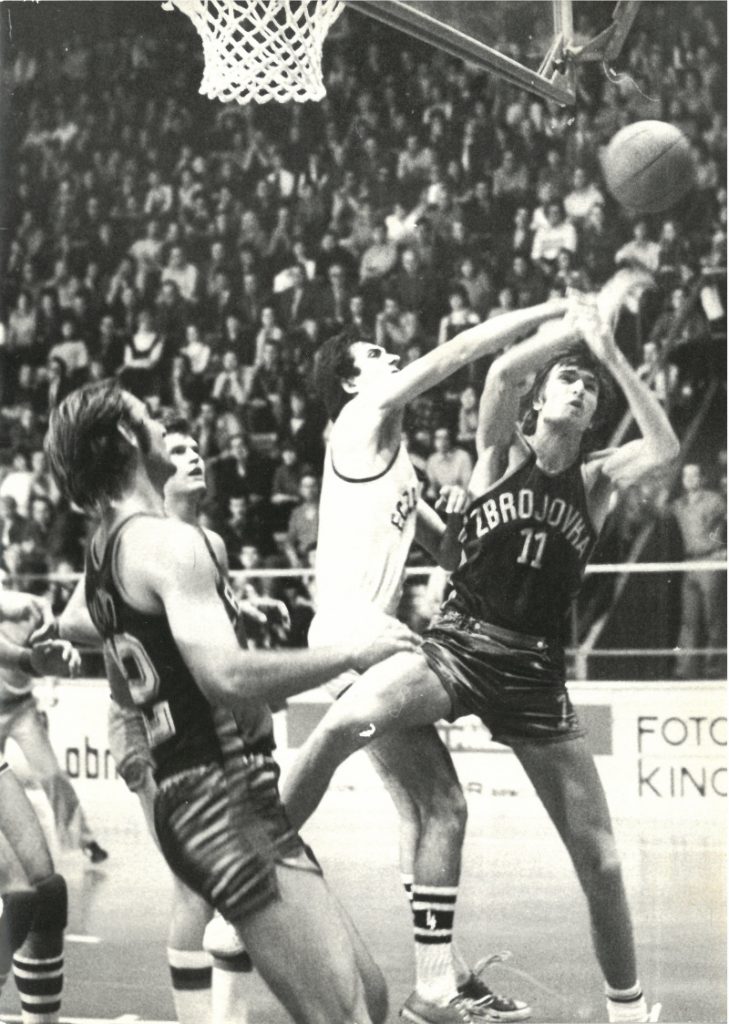 Josef v pohárovém utkání v Brně 1977. Zaplněná hala sledovala urputné boje pod oběma koši.