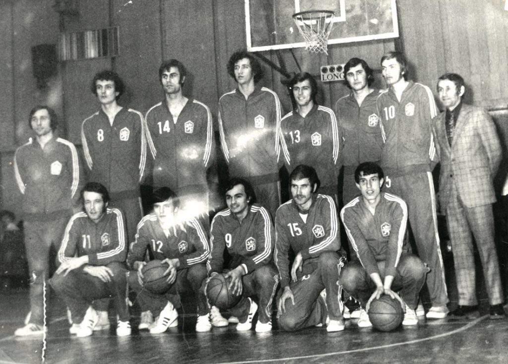  Návrh nominace trenéra Hegera na ME 1977. Josef Nečas  s číslem 10.