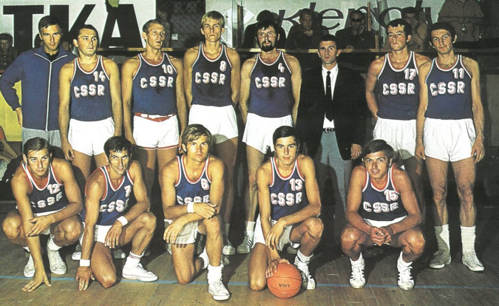 Reprezentační mužstvo před MS 1970 v Lublani. Áda s č. 17.
