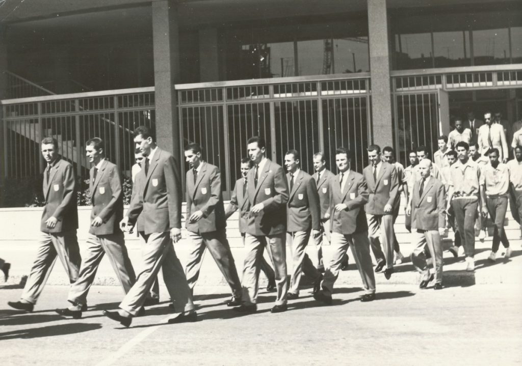 Bologna 12.8. 1960. Olympijská kvalifikace a nástup národního mužstva na slavnostní úvodní ceremoniál.