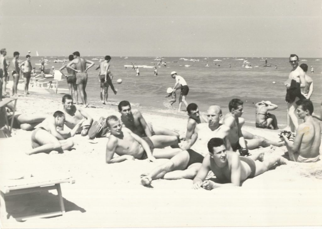 Plánovaná zastávka v Rimini a koupání v moři po úspěšné kvalifikaci. Ještě týž den odjelo národní mužstvo do Říma. Byla neděle 21.8. 1960 a pláž byla tělo na tělo zavzpomínal Vladimír Pištělák.