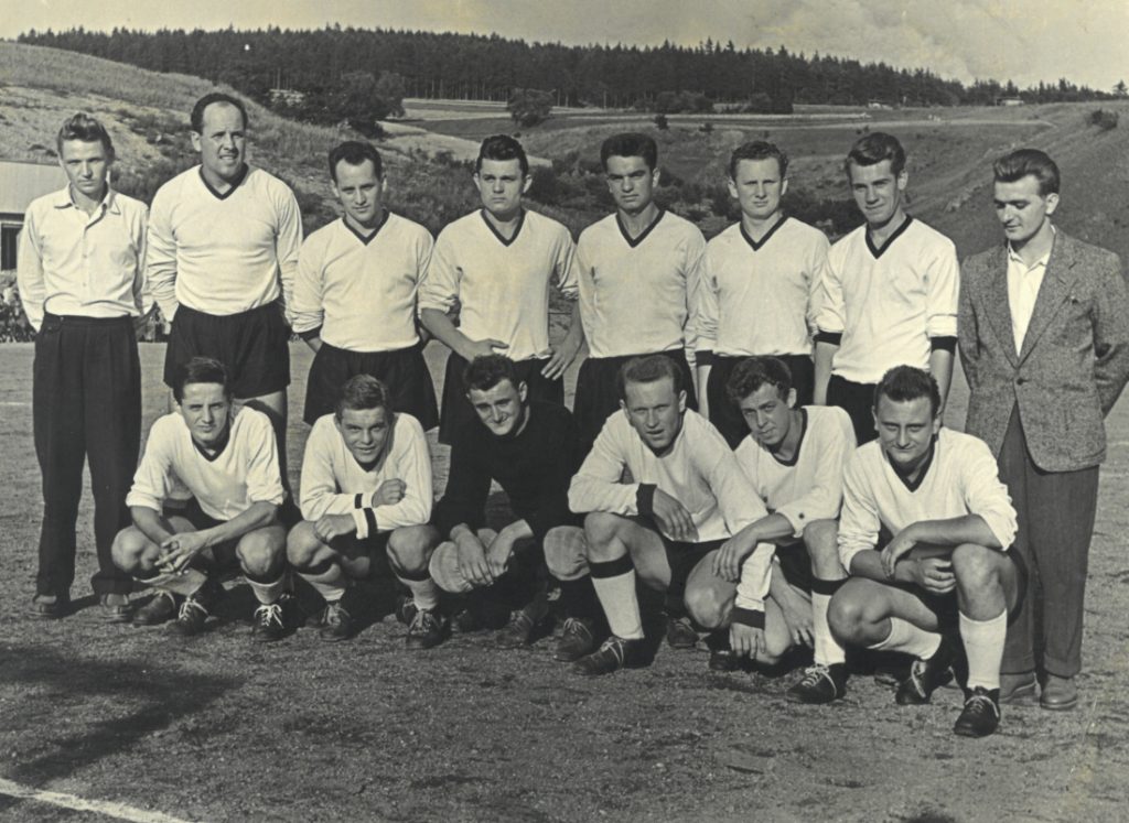 Fotbalové mužstvo Heršpic, stojící třetí zleva.