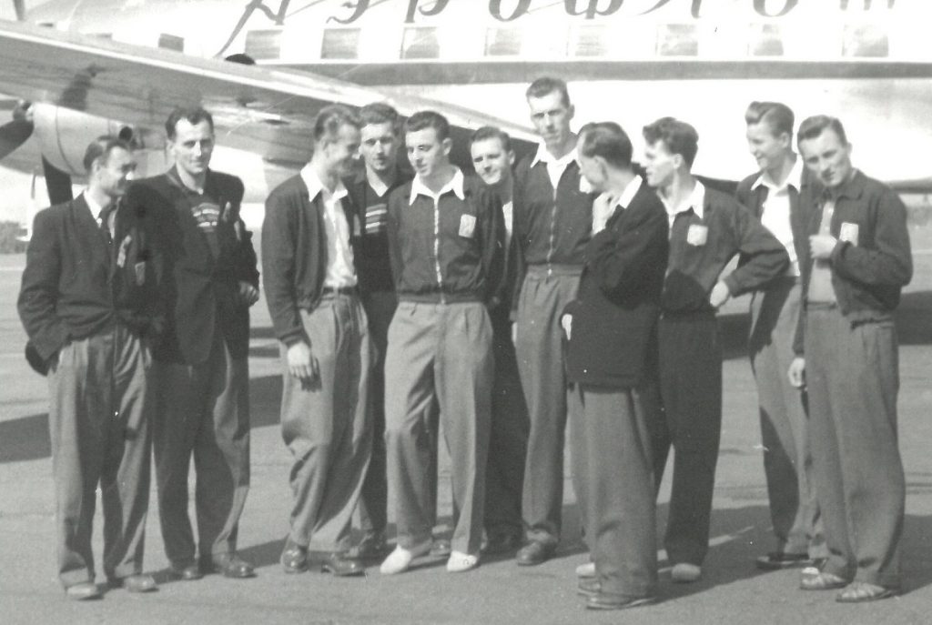 Národní mužstvo po příletu do Helsinek  - OH 1952, Lubomír úplně vpravo jako poslední.