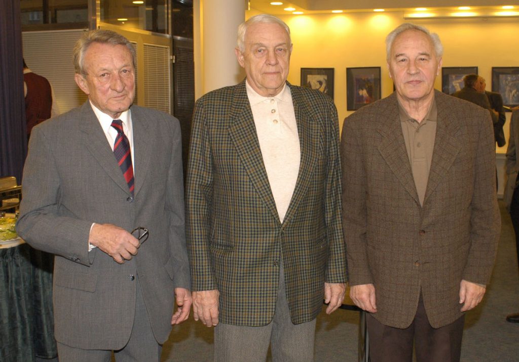 Setkání po 50. letech od zisku stříbrné medaile na ME 1955 v Budapešti. Brno 2005, hotel Internationál a zleva Luboš Kolář, Ivo Mrázek a Jan Kozák.