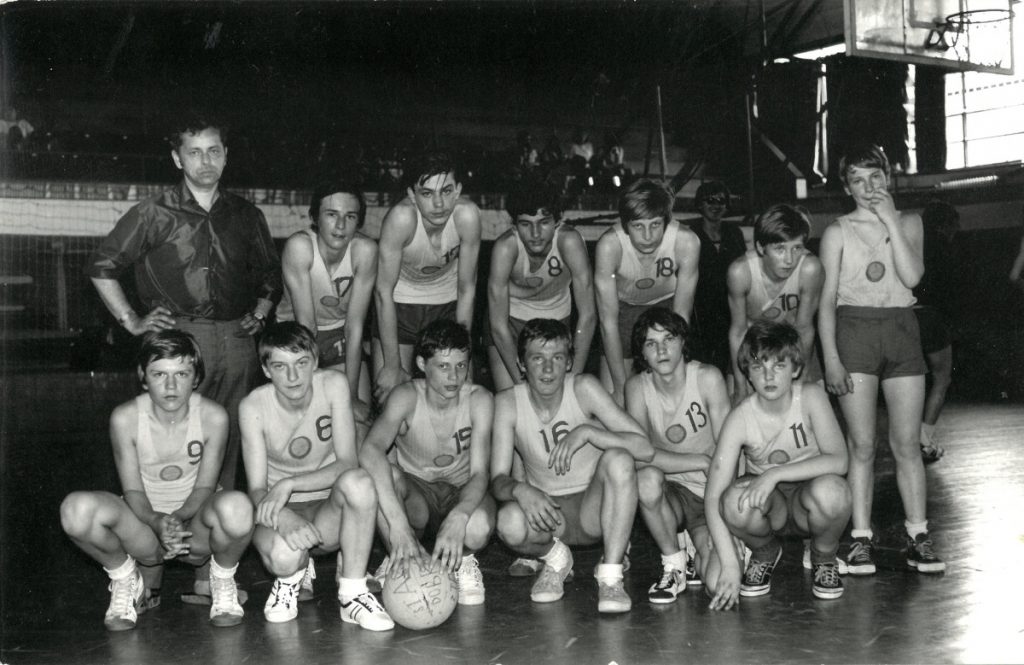 Duben 1972, mistrovství republiky starších žáků v Bratislavě. Jirka  ve spodní řadě první zleva s číslem 9.