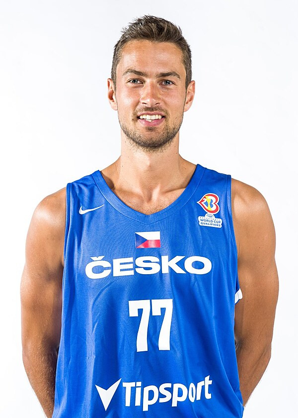 Tomáš Kyzlink, křídlo - 198 cm, klub Brose Bamberg (GER).