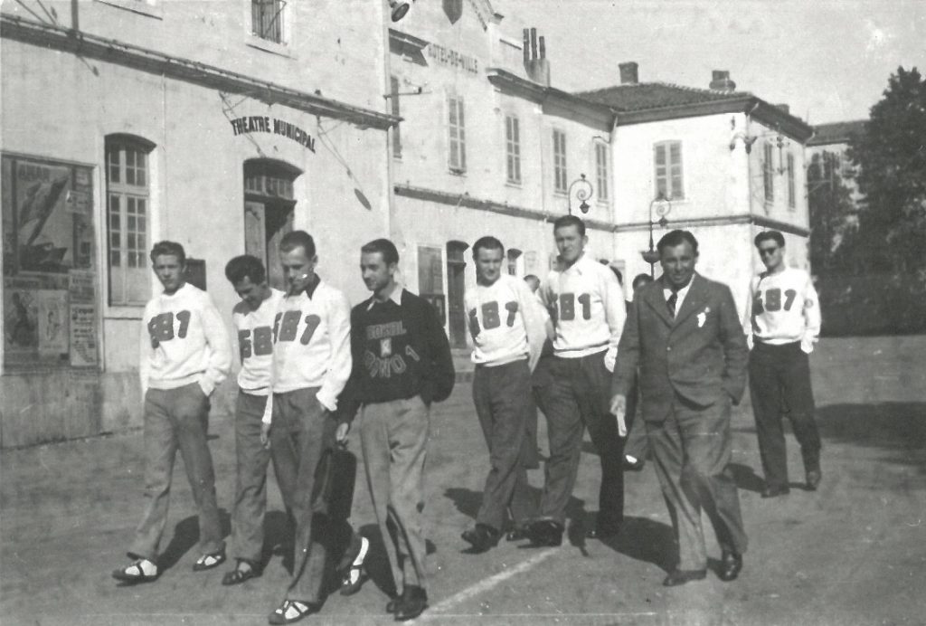 Rok 1946, Sokol Brno I na turnaji ve Francii. Mužstvo na procházce Josef s Ivo Mrázkem i na další fotografii.