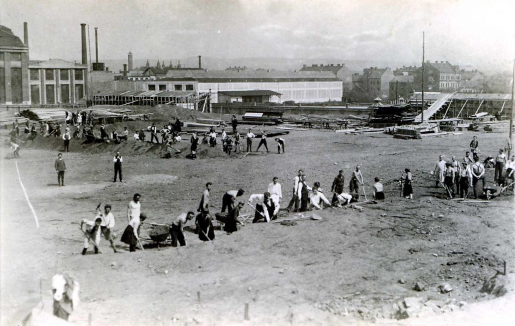 Příprava na výstavbu venkovního cvičiště 1921.