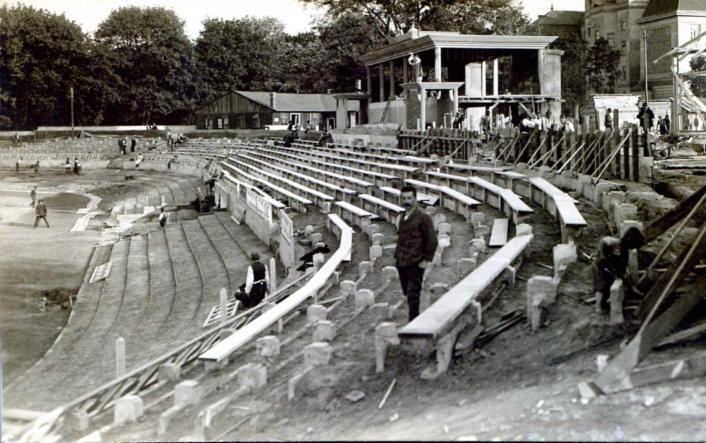 1922 proběhla výstavba celého venkovního cvičiště, tribun a veletržního pavilonu.