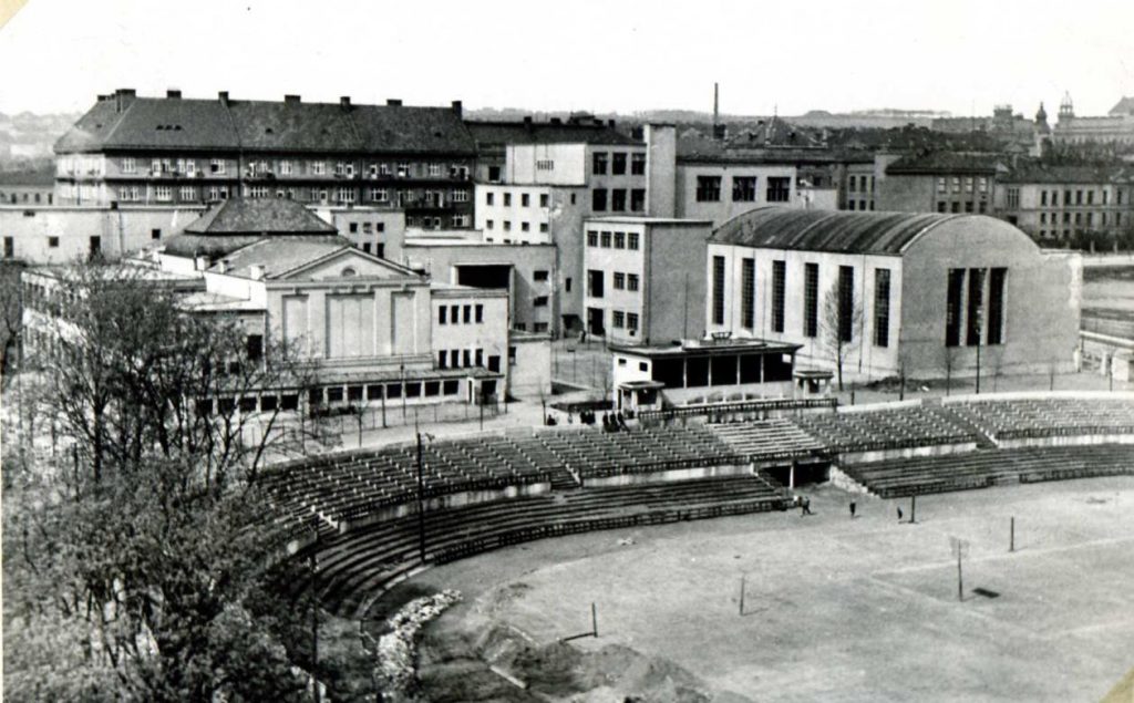 Pohled na dokončenou výstvbu celoho arelá v roce 1929.