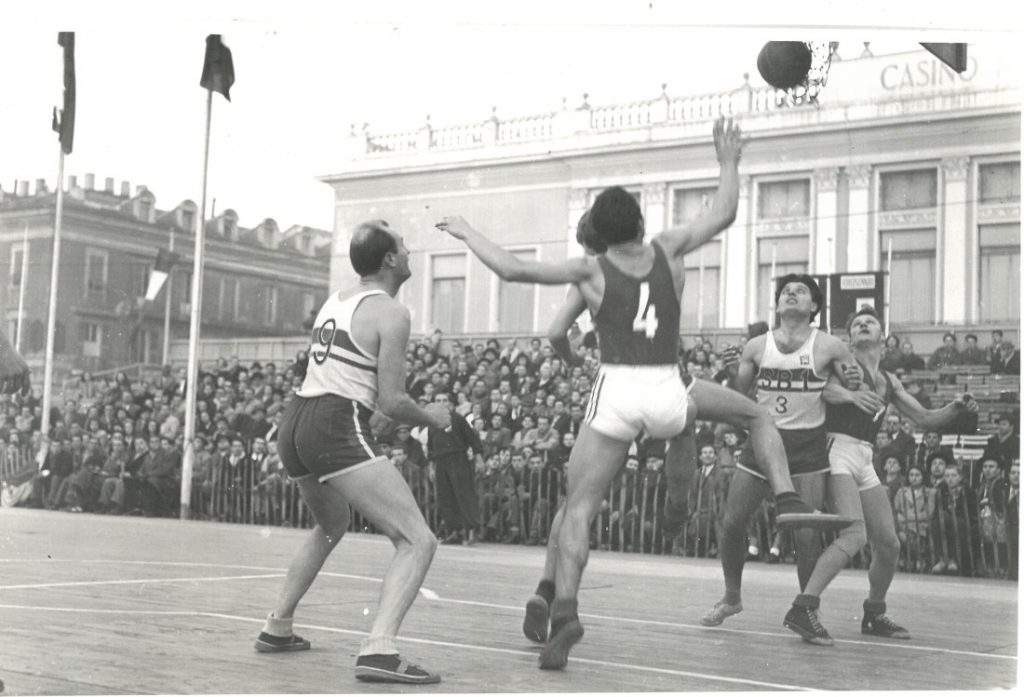 Turnaj v Nice - leden 1948. Lamin s č. 9 a Master (Zdeněk Chlup) s č. 3.