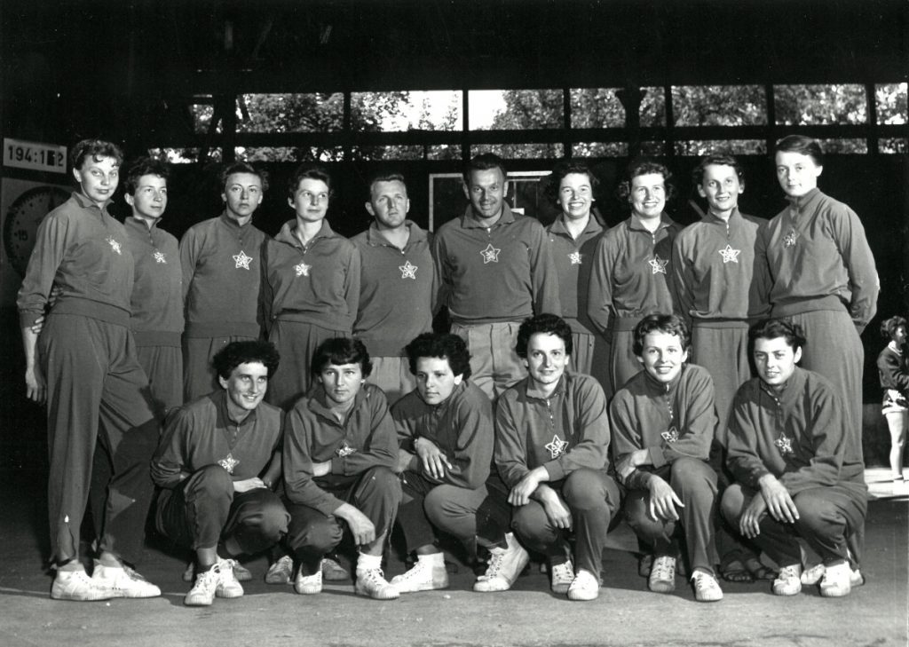 Národní mužstvo na ME v Praze 1956, třetí místo. Věra stojí druhá zleva.