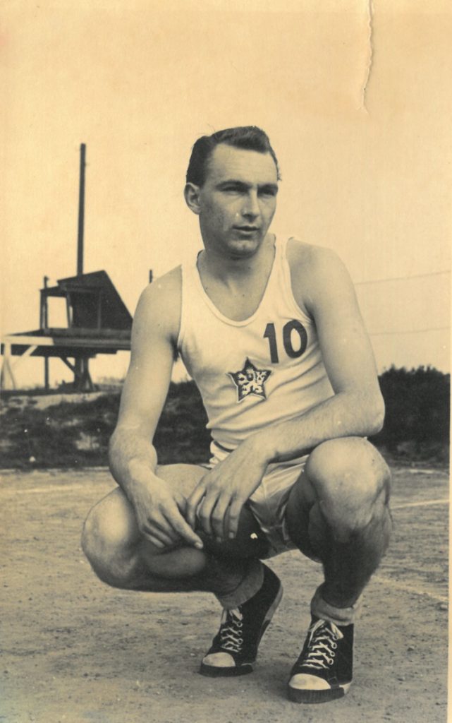 V národním dresu 1954 na letních univerzitních hrách v Budapešti.