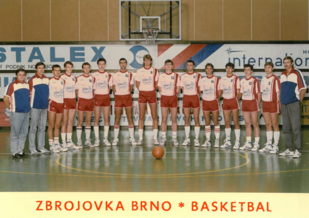 Zbrojovka Brno v lize 1988/89 pod vedením trenéra Kamila Brabence a Josefa Nečase. „Peli“ stojí třetí zprava s číslem 10.