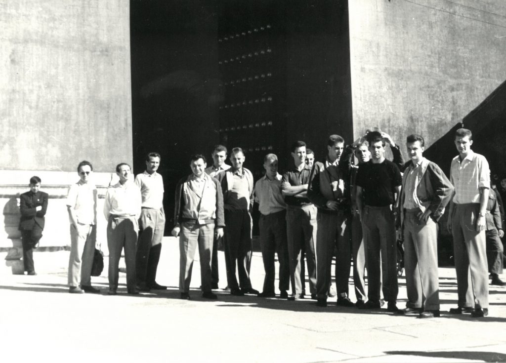 Národní mužstvo na zájezdu v Číně 1959. František třetí zprava.