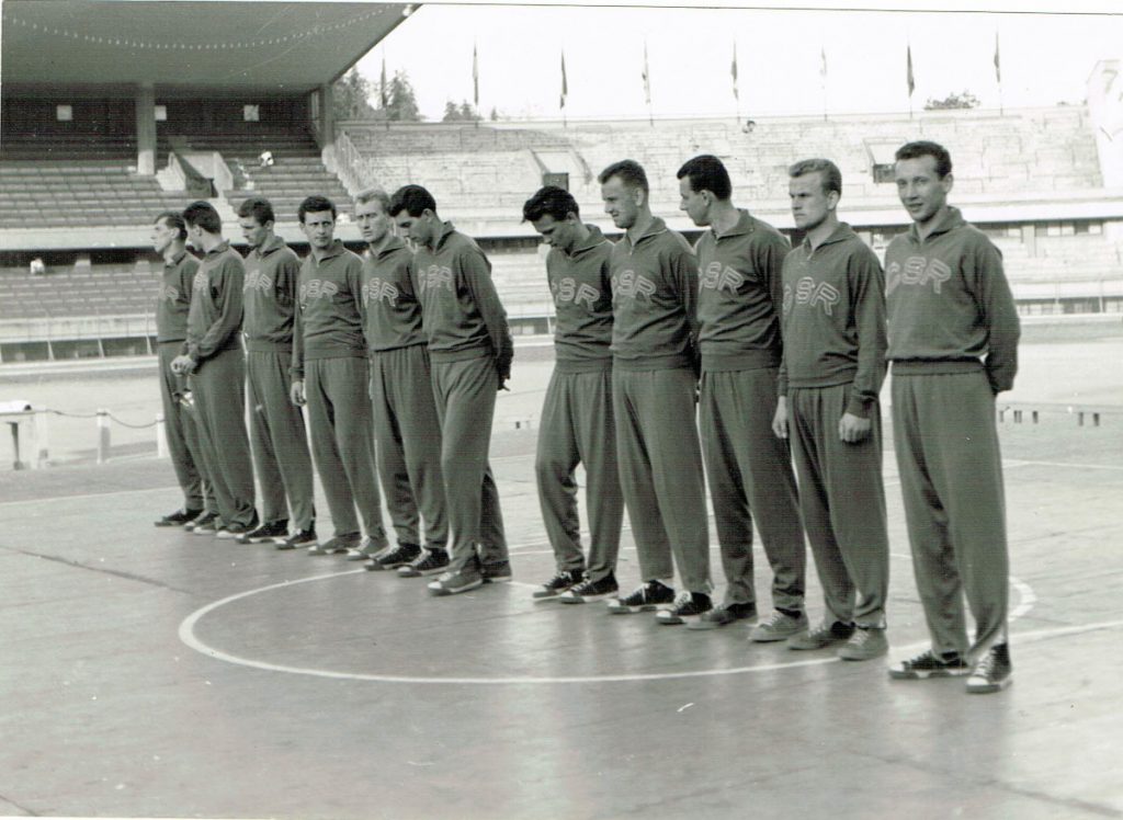 ME 1959, Istanbul, nástup mužstva před utkáním. František vystoupen z řady.